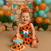 Jardineira Bebê Mesversário 100% Algodão – Fantasia Temática Pedrita com Cinto Ossinho