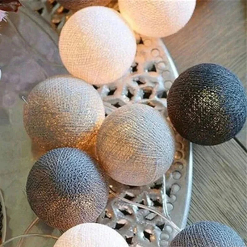 Cordão de Luzes com Bolas de Algodão Ama Mamma - Iluminação Encantadora com Energia USB - Ama Mamma