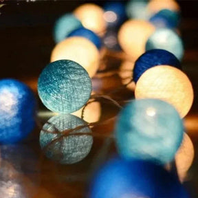 Cordão de Luzes com Bolas de Algodão Ama Mamma - Iluminação Encantadora com Energia USB - Ama Mamma