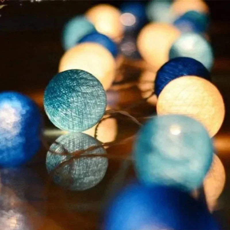 Cordão de Luzes com Bolas de Algodão Ama Mamma - Iluminação Encantadora com Energia USB - Ama Mamma