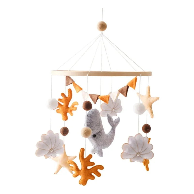 Mobile Encantado com Brinquedos de Feltro e Madeira Ama Mamma - Ama Mamma