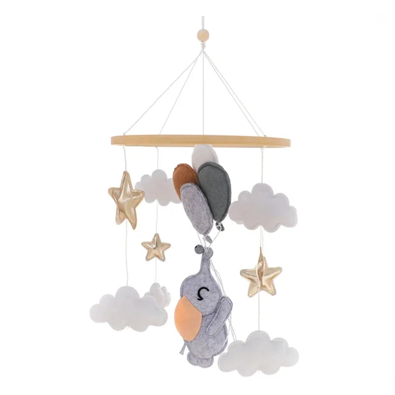 Mobile Encantado com Brinquedos de Feltro e Madeira Ama Mamma - Ama Mamma